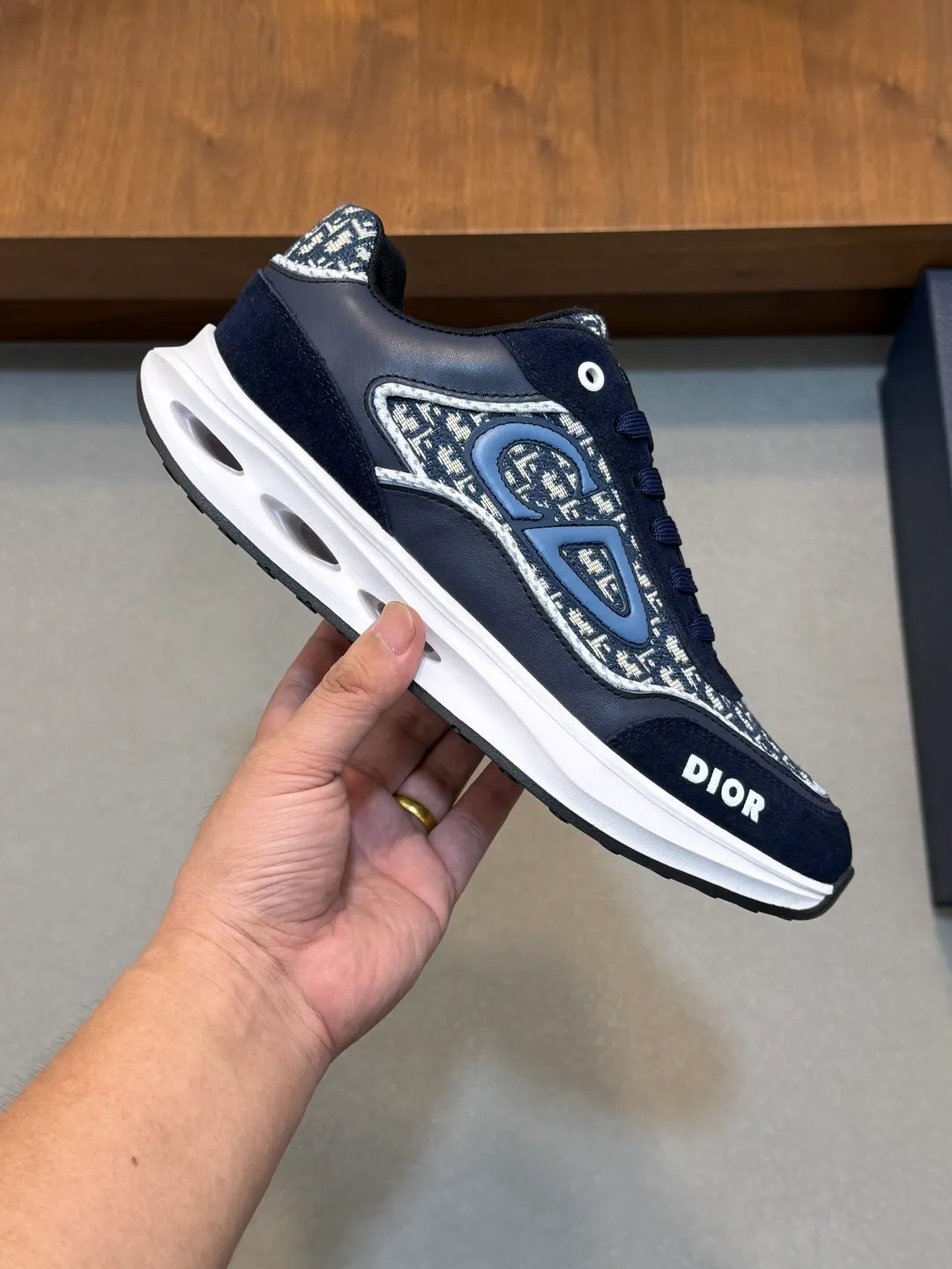 💰800 Dior's latest men's fashion sneakers. This item draws inspiration from retro jogging shoes. Featuring a thick, low-top design, it features a mesh fabric upper and an ultra-light rubber foam sole. The side is decorated with an embossed "Di~r" logo. Code number: 39-44 (order 38, 45, 46)